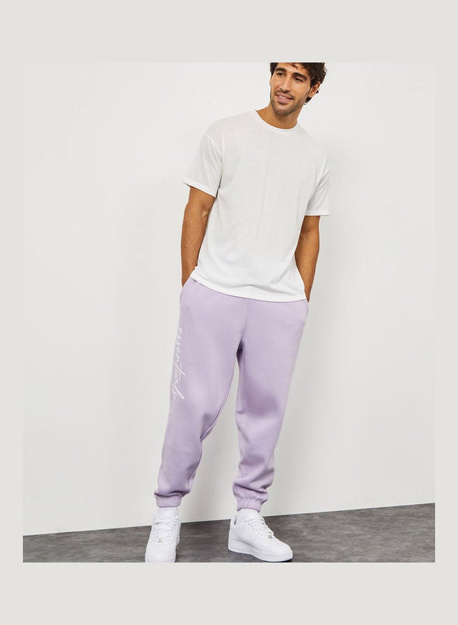 ستايلي سنيكرز جوجر بطبعات شعار وجيوب كبيرة - Image 1