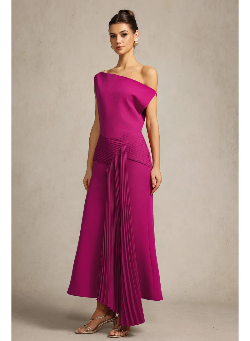 بيلا بارنيت فستان ميدي بولينيا بدون أكمام بكتف مائل وثنيات باللون الوردي الفاتح.