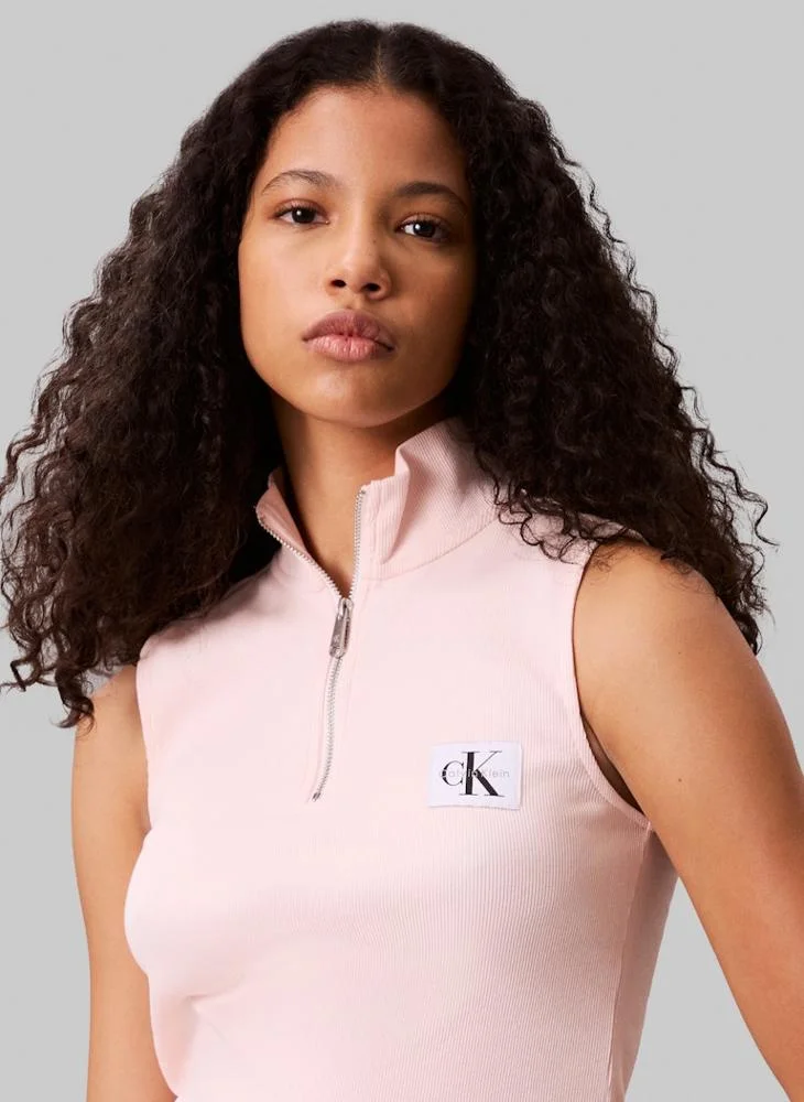 كالفن كلاين جينز تيشيرت بدون أكمام بسحاب أمامي بشعار