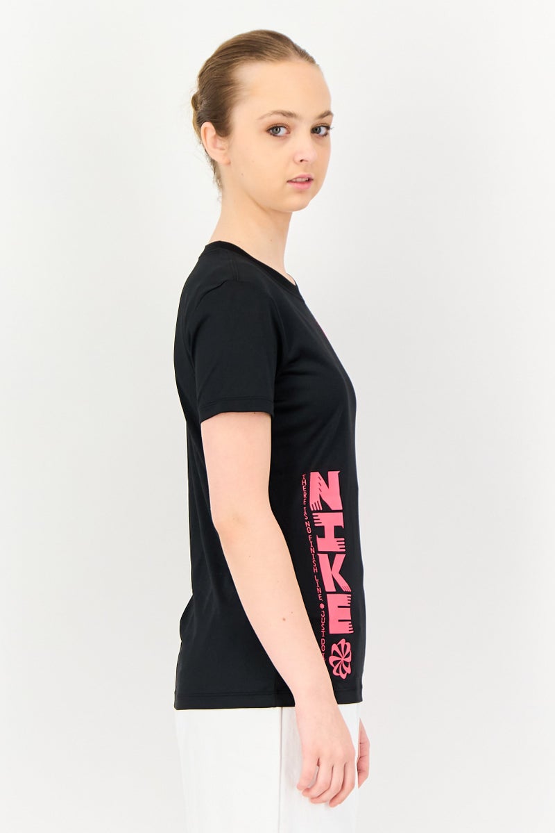 Nike تي شيرت تدريب قصير الأكمام للنساء بتصميم قياسي، أسود - Image 3