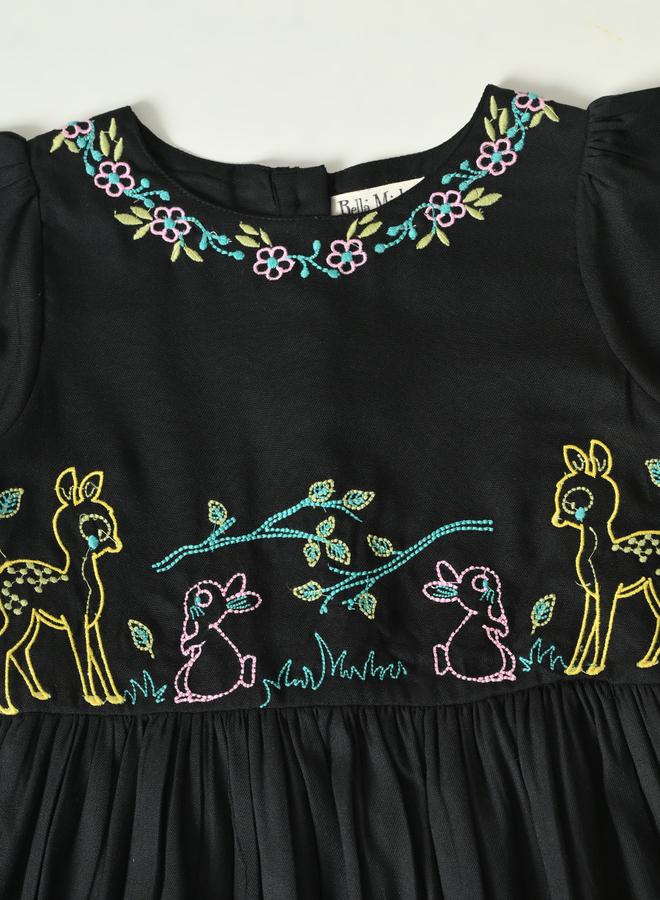 بيلا مودا فستان بيلا مودا مطرز بأكمام مكشكشة بطول الركبة - Image 4