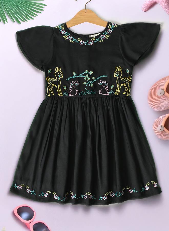 بيلا مودا فستان بيلا مودا مطرز بأكمام مكشكشة بطول الركبة - Image 1