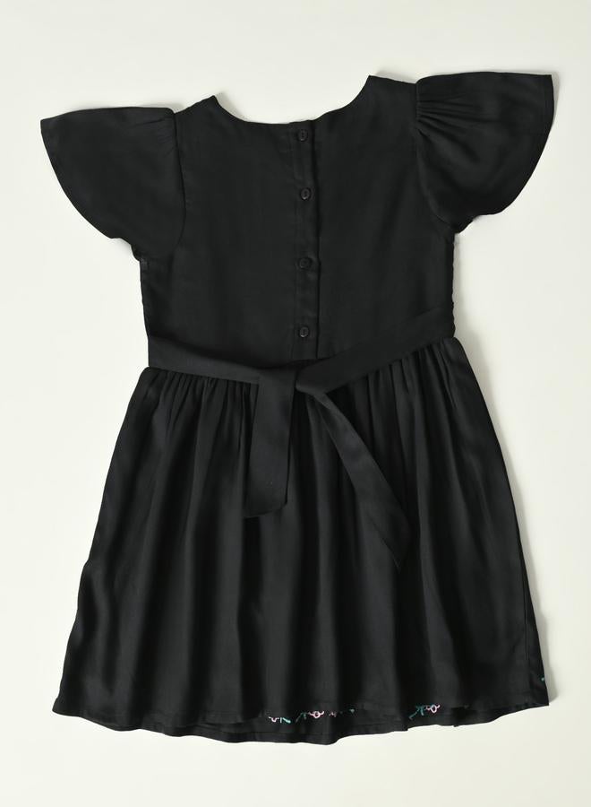 بيلا مودا فستان بيلا مودا مطرز بأكمام مكشكشة بطول الركبة - Image 3