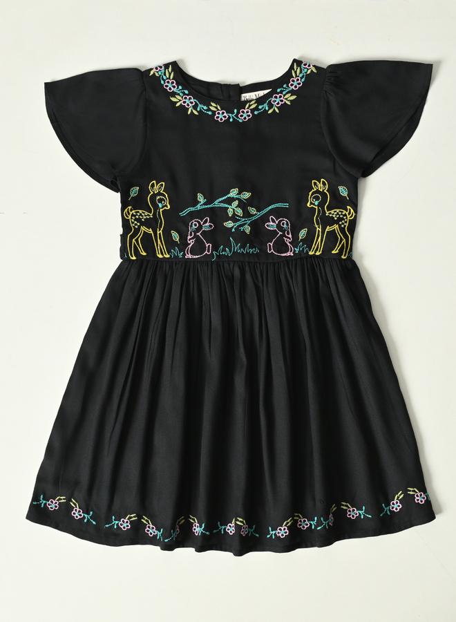 بيلا مودا فستان بيلا مودا مطرز بأكمام مكشكشة بطول الركبة - Image 2