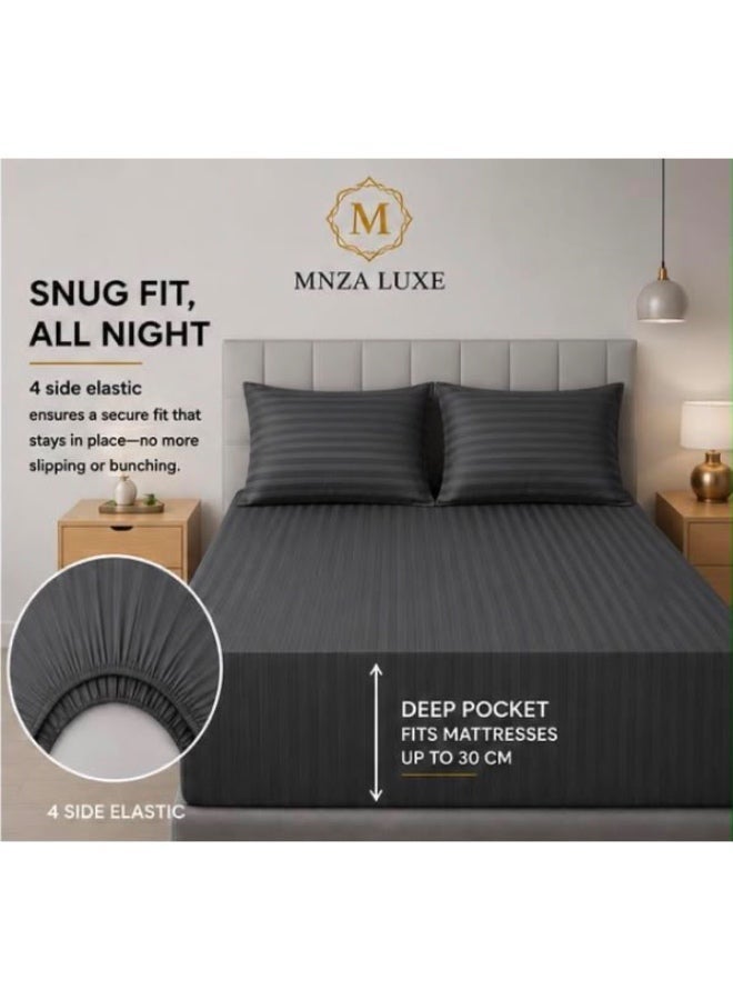 طقم ملاءة مطاطية MNZA LUXE من المايكروفايبر بنقشة خطوط بارزة بعرض 1 سم، يتضمن ملاءة مطاطية واحدة + غطاءي وسادة | فائق النعومة، قابل للتهوية، ومقاوم للتجاعيد | رمادي داكن - Image 1