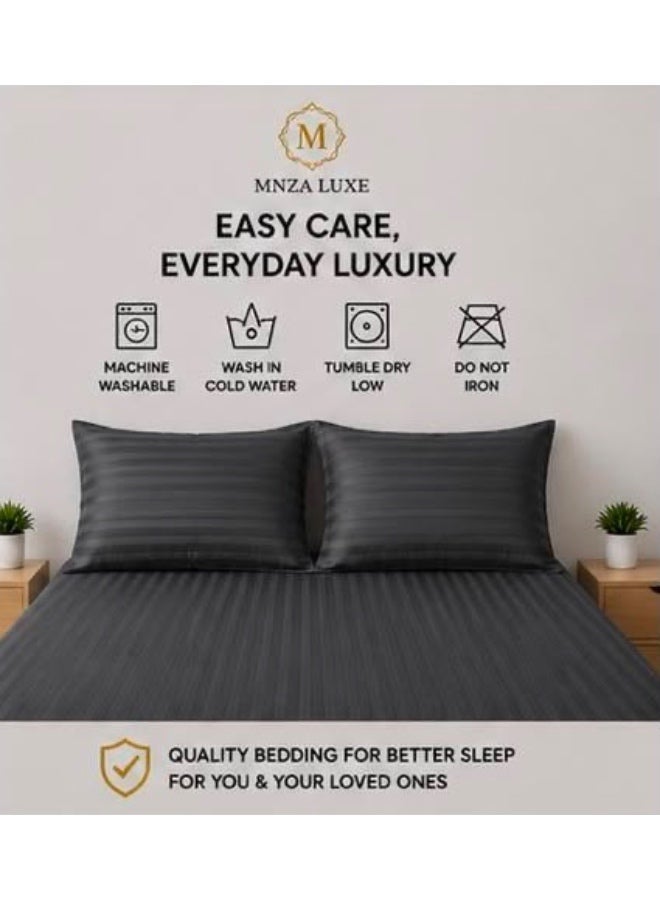 طقم ملاءة مطاطية MNZA LUXE من المايكروفايبر بنقشة خطوط بارزة بعرض 1 سم، يتضمن ملاءة مطاطية واحدة + غطاءي وسادة | فائق النعومة، قابل للتهوية، ومقاوم للتجاعيد | رمادي داكن - Image 3