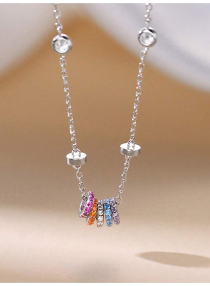 925 ستيرلنغ سيلفر تشارمز سلسال بقلادة فاخرة ناعمة مصنوعة من الفضة الإسترلينية عيار 925 بجودة عالية ودقة شديدة يتوسّطها عدة حلقات معدنية صغيرة مرصعة بأحجار الزيركون الكريستالية الملونة تتدرج بين ألوان زاهية ومزينة أيضًا بـأحجار زيركون كريستالية بيضاء موزعة على طرفي السلسلة مما يعزز من فخامة التصميم دون أن يفقد بساطته لتعطي مظهرا رائعا للأميرة التي تستحقها - Image 2