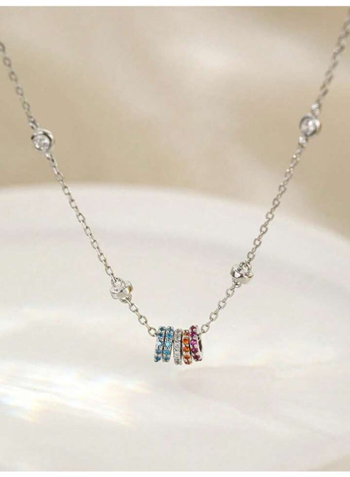 925 ستيرلنغ سيلفر تشارمز سلسال بقلادة فاخرة ناعمة مصنوعة من الفضة الإسترلينية عيار 925 بجودة عالية ودقة شديدة يتوسّطها عدة حلقات معدنية صغيرة مرصعة بأحجار الزيركون الكريستالية الملونة تتدرج بين ألوان زاهية ومزينة أيضًا بـأحجار زيركون كريستالية بيضاء موزعة على طرفي السلسلة مما يعزز من فخامة التصميم دون أن يفقد بساطته لتعطي مظهرا رائعا للأميرة التي تستحقها - Image 4