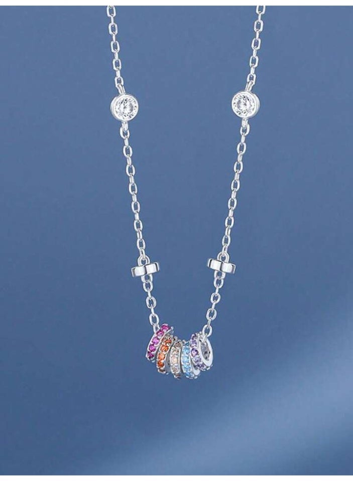 925 ستيرلنغ سيلفر تشارمز سلسال بقلادة فاخرة ناعمة مصنوعة من الفضة الإسترلينية عيار 925 بجودة عالية ودقة شديدة يتوسّطها عدة حلقات معدنية صغيرة مرصعة بأحجار الزيركون الكريستالية الملونة تتدرج بين ألوان زاهية ومزينة أيضًا بـأحجار زيركون كريستالية بيضاء موزعة على طرفي السلسلة مما يعزز من فخامة التصميم دون أن يفقد بساطته لتعطي مظهرا رائعا للأميرة التي تستحقها - Image 5