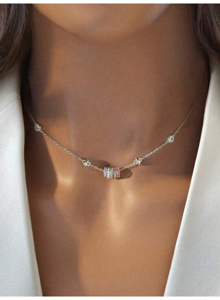 925 ستيرلنغ سيلفر تشارمز سلسال بقلادة فاخرة ناعمة مصنوعة من الفضة الإسترلينية عيار 925 بجودة عالية ودقة شديدة يتوسّطها عدة حلقات معدنية صغيرة مرصعة بأحجار الزيركون الكريستالية الملونة تتدرج بين ألوان زاهية ومزينة أيضًا بـأحجار زيركون كريستالية بيضاء موزعة على طرفي السلسلة مما يعزز من فخامة التصميم دون أن يفقد بساطته لتعطي مظهرا رائعا للأميرة التي تستحقها - Image 1