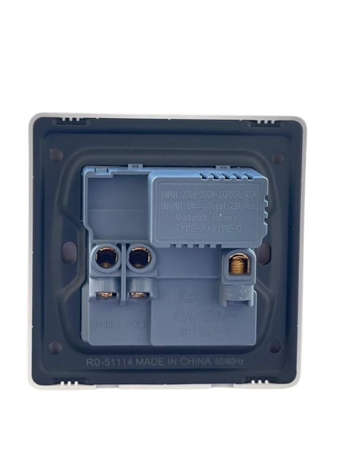 مقبس حائط عالمي مقاوم للهب مع منفذي USB واحد ومنفذ USB واحد من النوع C - (أبيض)  - Image 2