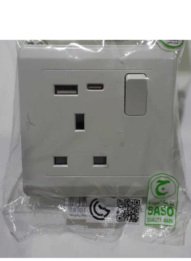 مقبس حائط عالمي مقاوم للهب مع منفذي USB واحد ومنفذ USB واحد من النوع C - (أبيض)