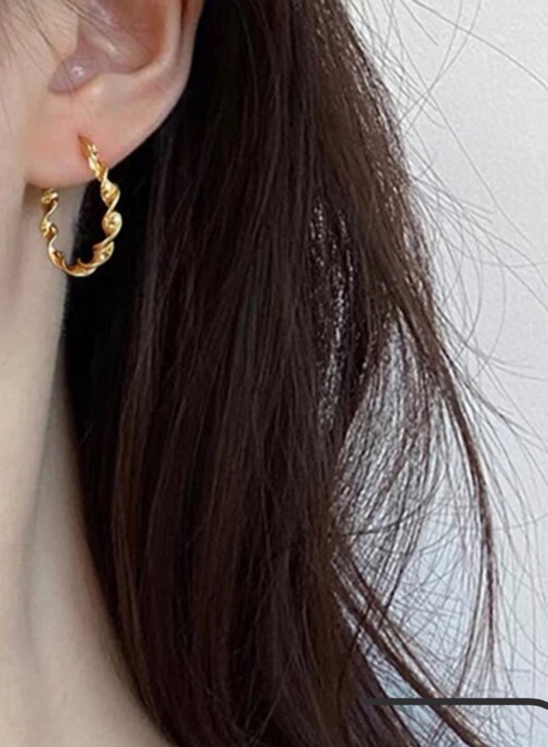 إيكوال حلق اذن نسائي دائري من الاستانلس ستيل أنيق وعالي الجودة باللون الذهبي - Image 3