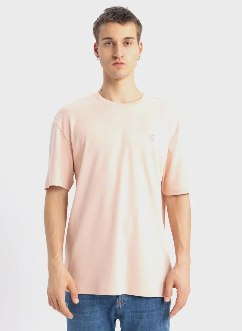 ديفاكتو تيشيرت مطبوع بياقة دائرية وراحة فائقة