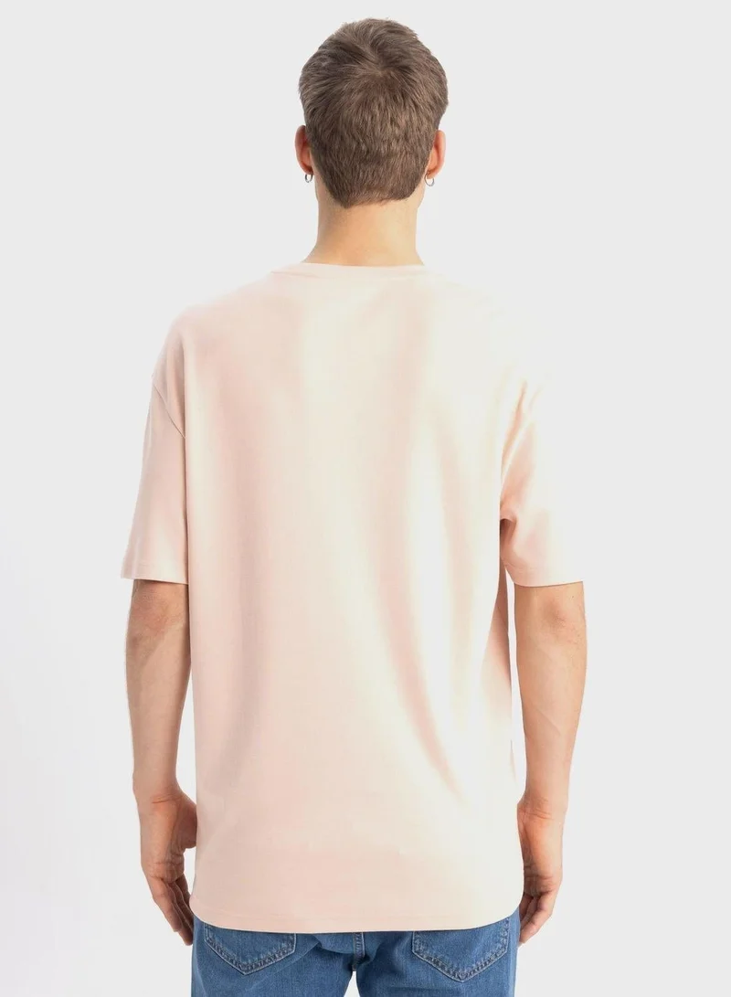 ديفاكتو تيشيرت مطبوع بياقة دائرية وراحة فائقة