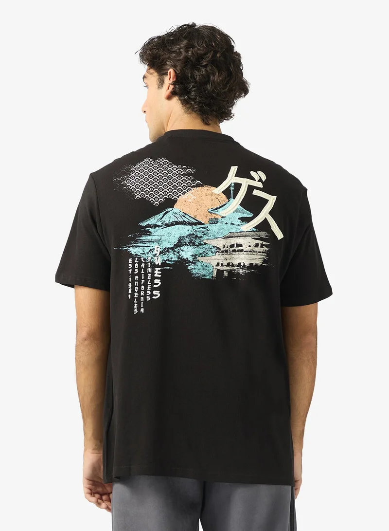 جس تيشيرت بطبعة فنية بياقة دائرية