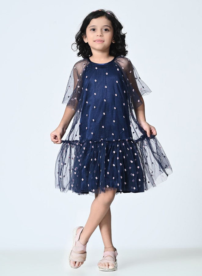 Rue Collection فستان بنمط منخفض الخصر مزين باللون الأزرق البحري للفتيات - Image 1