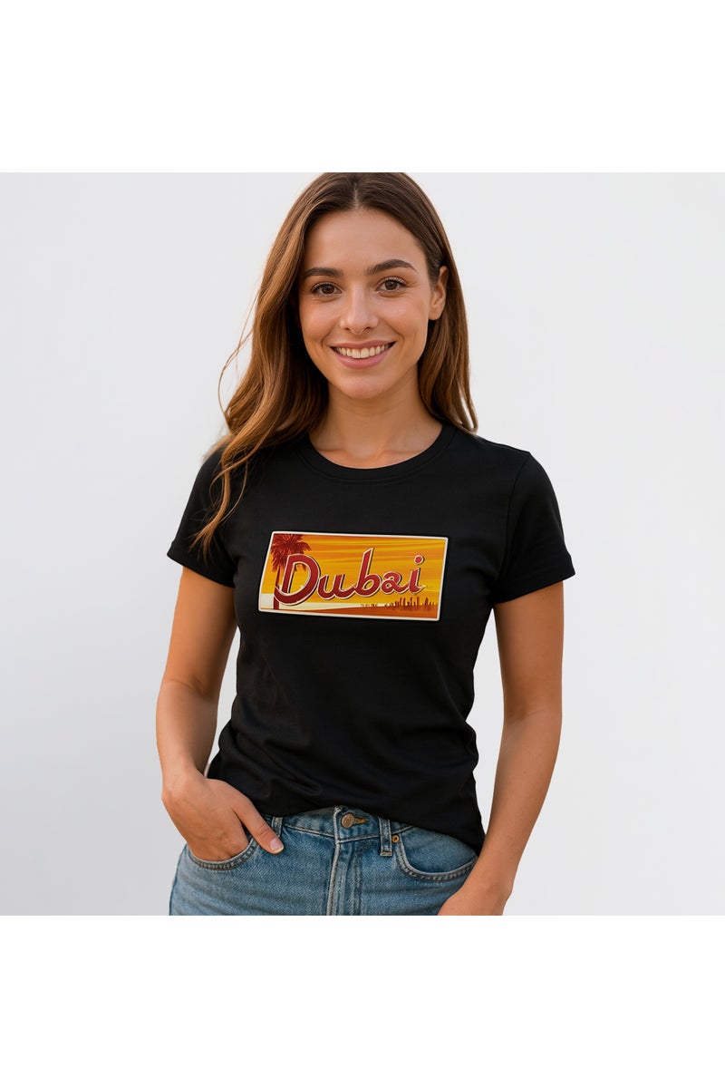 شارع يو Yoo Street تيشيرت لوح سيارات دبي بتصميم غروب الشمس للنساء مريح وعصري  - Image 1