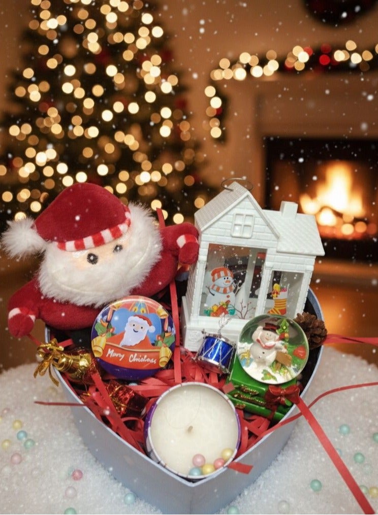 بوكس هدايا كريسماس كبير قلب 21 سم + 4 هدايا ( بلورة صغيرة + ميدالية بابا نويل 12سم+ شمعة معطرة فواحة + فانوس بيت ليد عيد الميلاد عليقة  ) - Image 1
