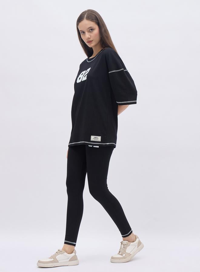 ستايلي طقم تي شيرت جرافيك فضفاض وبنطلون ليجنز بتفاصيل شارة - Image 3