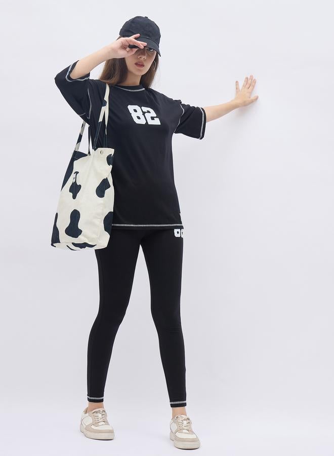 ستايلي طقم تي شيرت جرافيك فضفاض وبنطلون ليجنز بتفاصيل شارة - Image 1