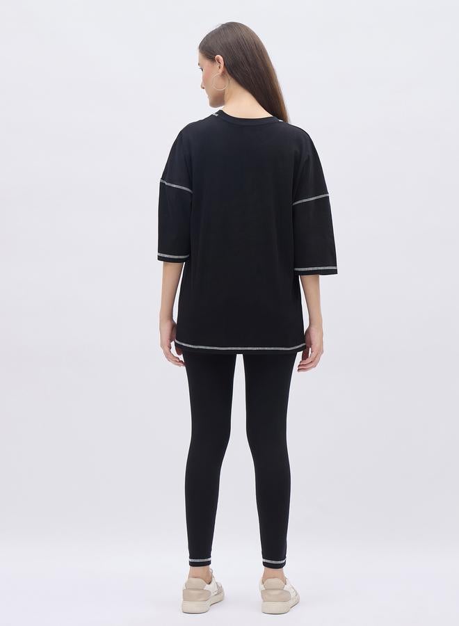 ستايلي طقم تي شيرت جرافيك فضفاض وبنطلون ليجنز بتفاصيل شارة - Image 5