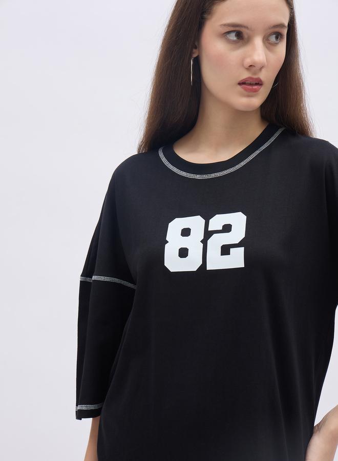 ستايلي طقم تي شيرت جرافيك فضفاض وبنطلون ليجنز بتفاصيل شارة - Image 4