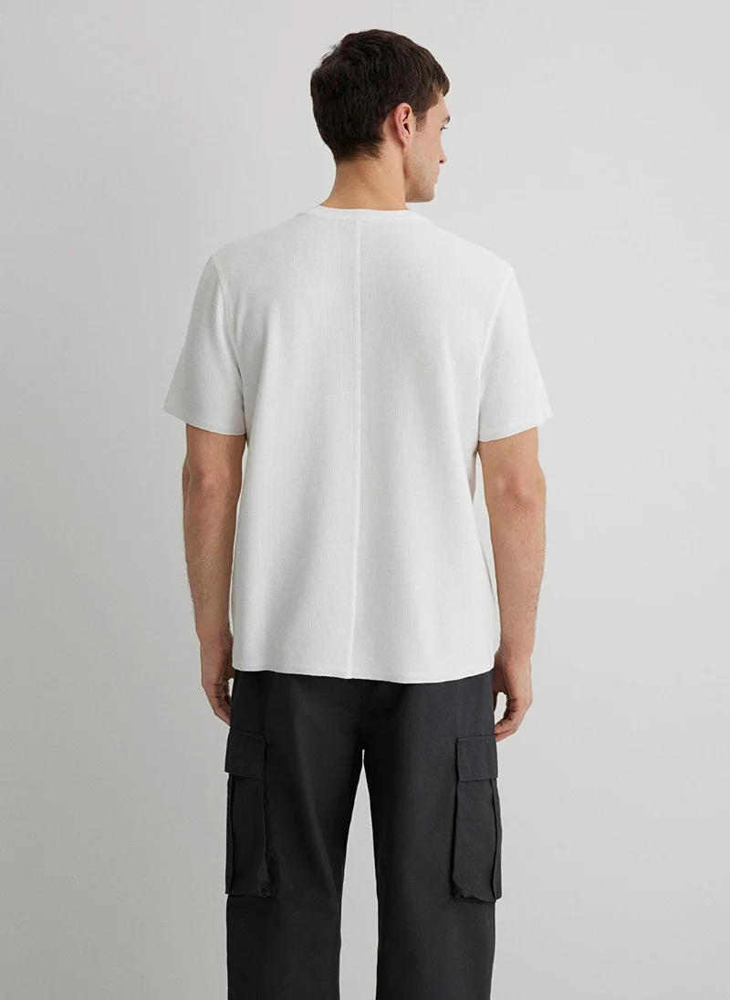 مافي تيشيرت أبيض أساسي