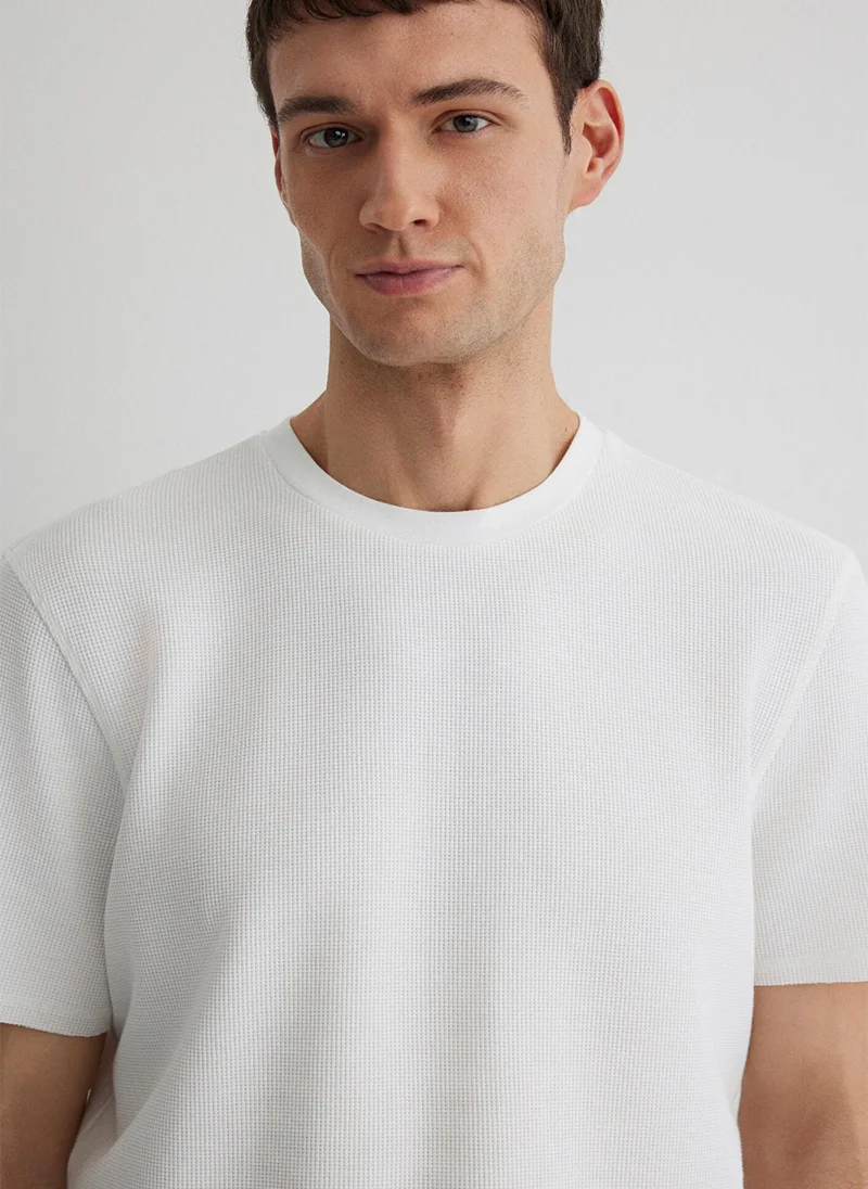 مافي تيشيرت أبيض أساسي