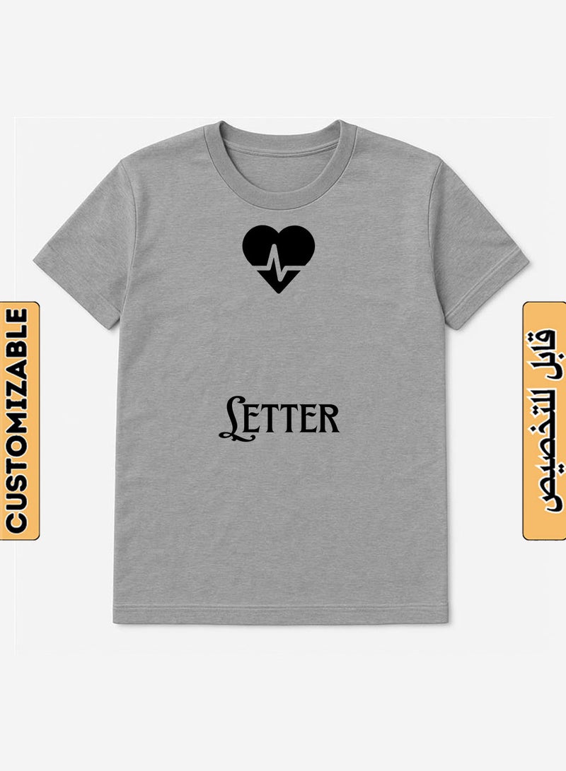 لوحة تيشيرت قطن قابل للتخصيص بحرف من اختيارك مع تصميم قلب - Image 1