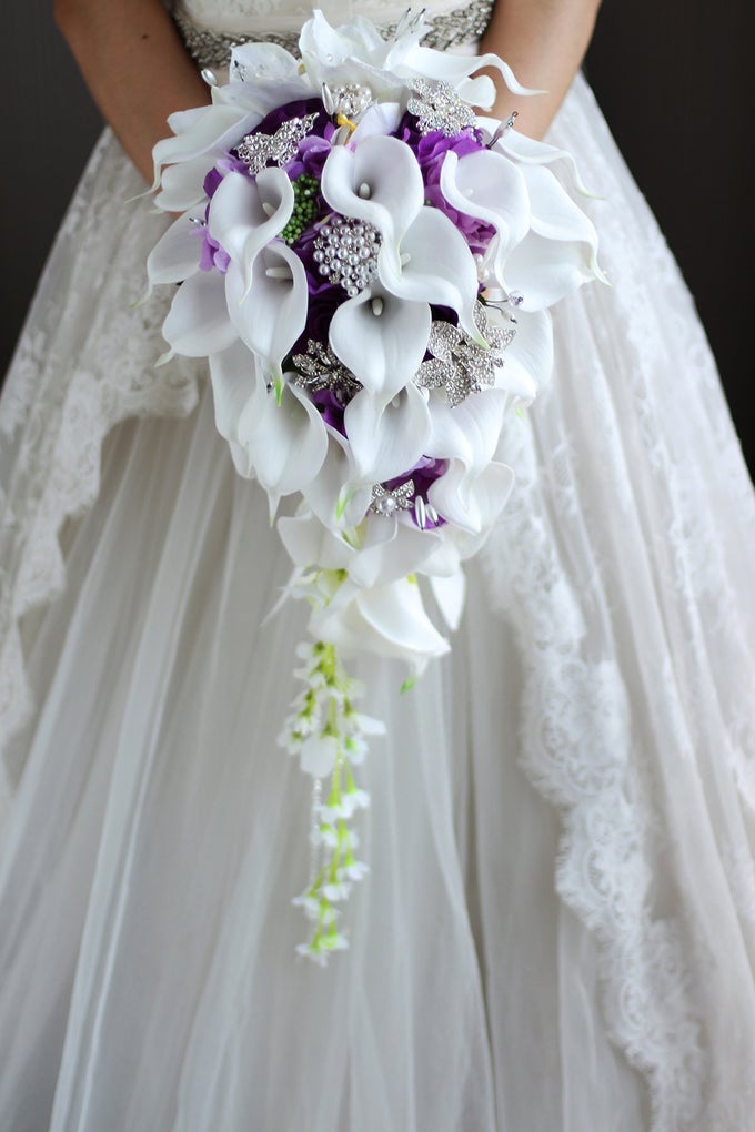 NEW BRIDAL BOUQUET WEDDING FLOWERS CALLA LILIES ARTIFICIAL FLOWERS WATERFALLS WATER DROP STYLE COLLECTION DECORATIONS PURPLE