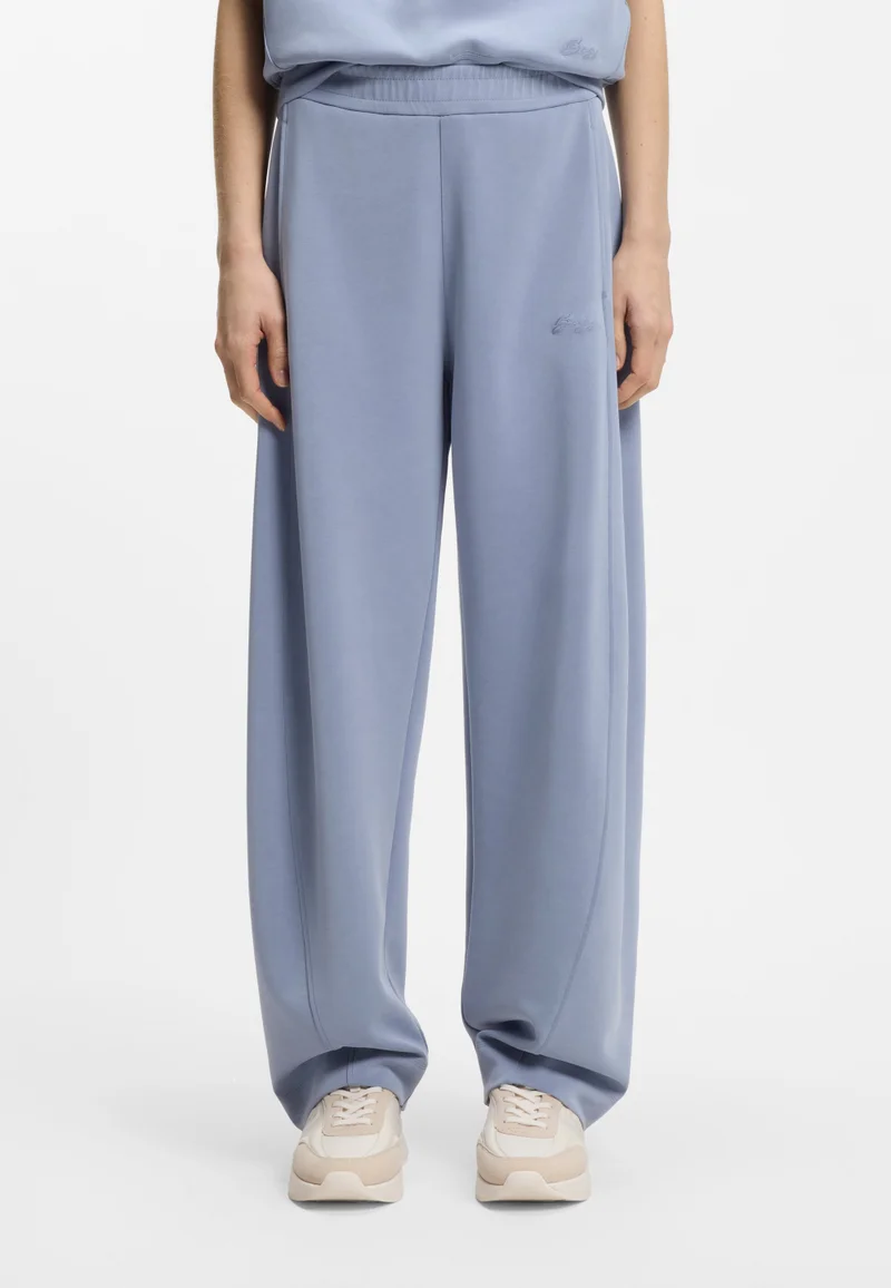 بوس بنطلون رياضي بقصة بالون مع تطريز شعار