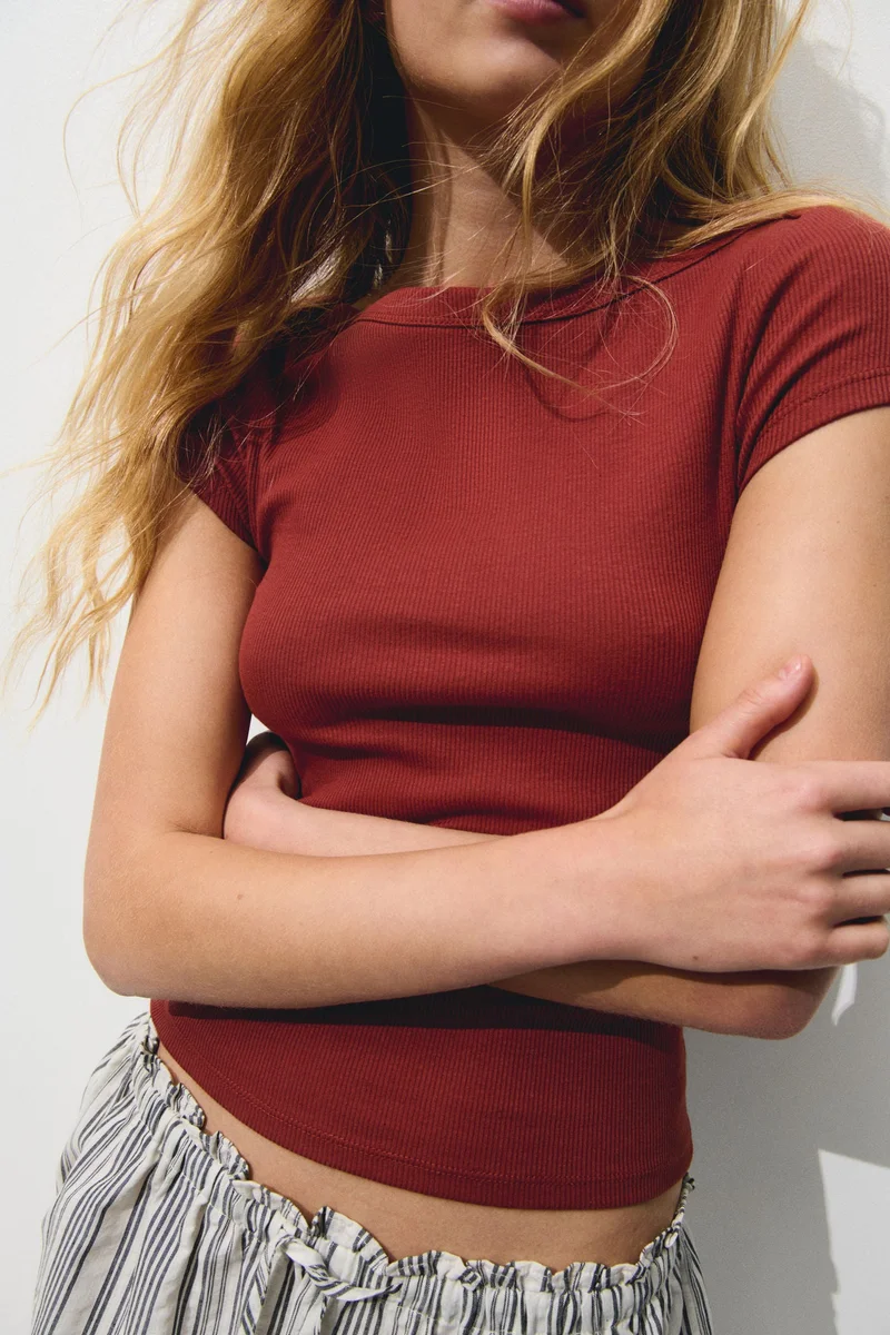 اتش اند ام بلوزة بقبة واسعة وتصميم مرن