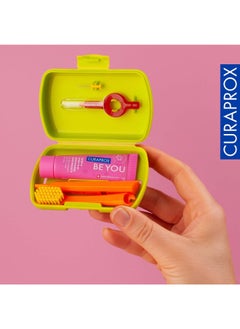 CURAPROX مجموعة السفر باللون الأخضر. تتضمن المجموعة فرشاة أسنان للسفر CS 5460، ومعجون أسنان بي يو 10 مل، وفرشاة إنتردينتال CPS prime 07، وCPS prime 09.  - Image 5