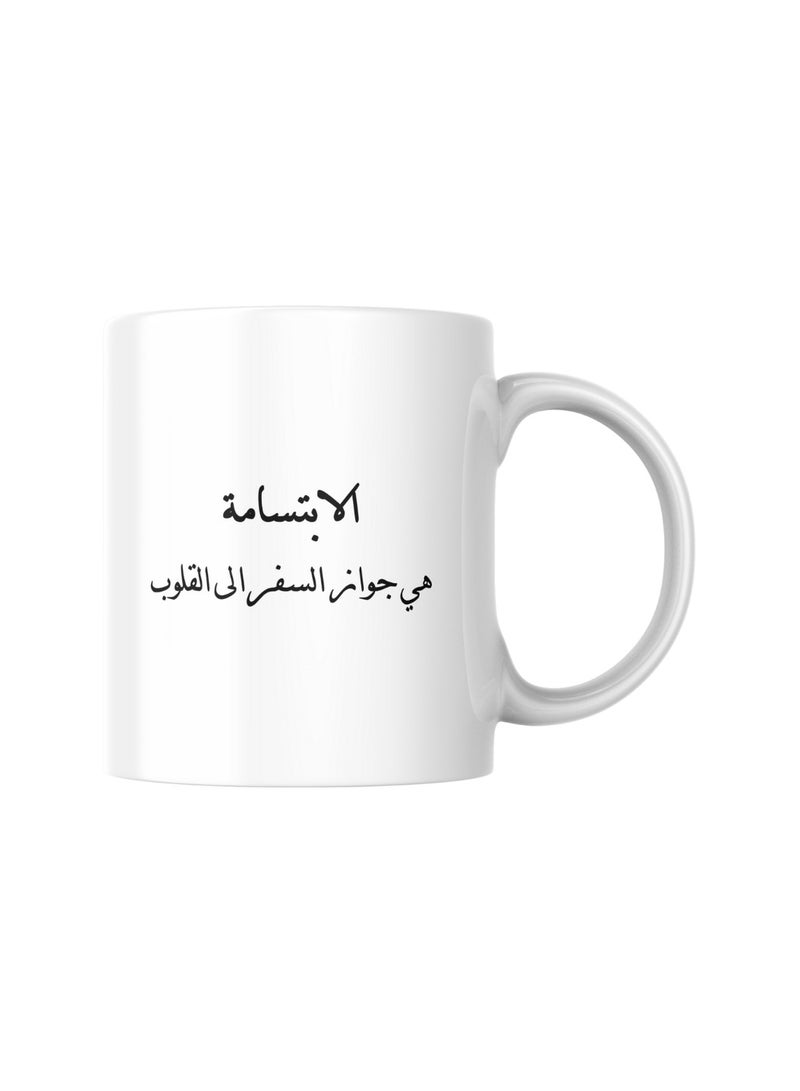 كوب سيراميك جميل مطبوع عليه عبارة "الابتسامة هي جواز السفر الى القلوب" على جانب، و "ابتسم" على الجانب الآخر. هدية أنيقة ومميزة تناسب جميع المناسبات والأشخاص - Image 2