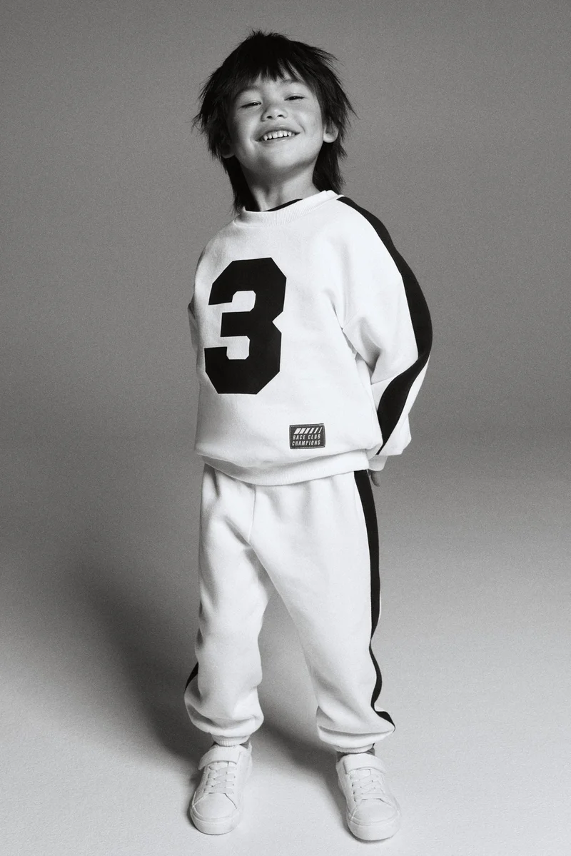 اتش اند ام طقم من نسيج سويت شيرت مزين بطبعة - عبوة من قطعتين