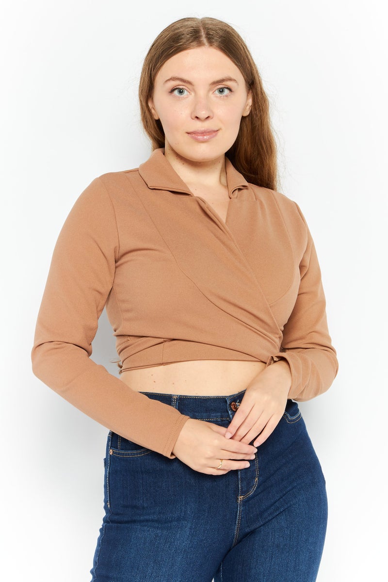 FEMME LUXE بلوزة نسائية بتصميم ياقة مشقوقة بأكمام طويلة وقصيرة، تان - Image 1