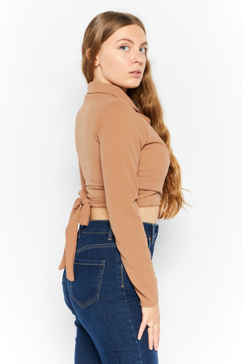 FEMME LUXE بلوزة نسائية بتصميم ياقة مشقوقة بأكمام طويلة وقصيرة، تان - Image 3