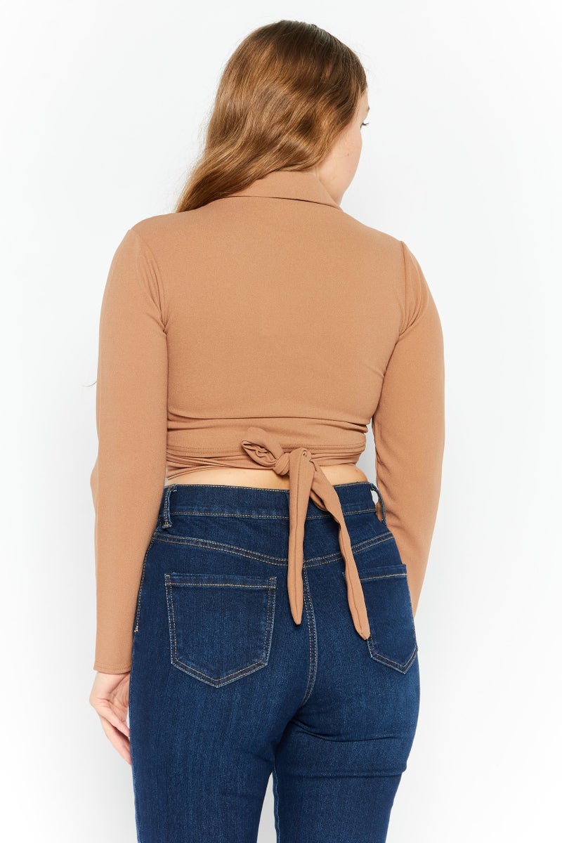 FEMME LUXE بلوزة نسائية بتصميم ياقة مشقوقة بأكمام طويلة وقصيرة، تان - Image 4