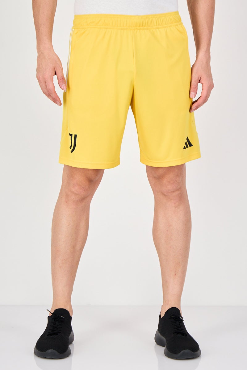 Adidas شورت تدريب عادي للرجال بشعار العلامة التجارية، أصفر - Image 1