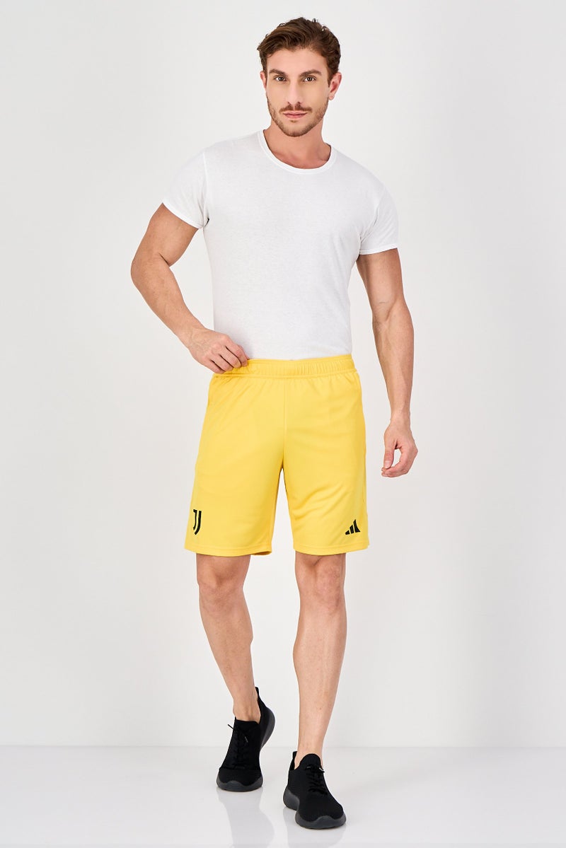 Adidas شورت تدريب عادي للرجال بشعار العلامة التجارية، أصفر - Image 4