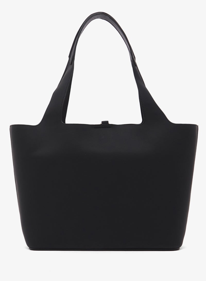 حقيبة كتف بسحاب علوي ومقبض علوي بشعار