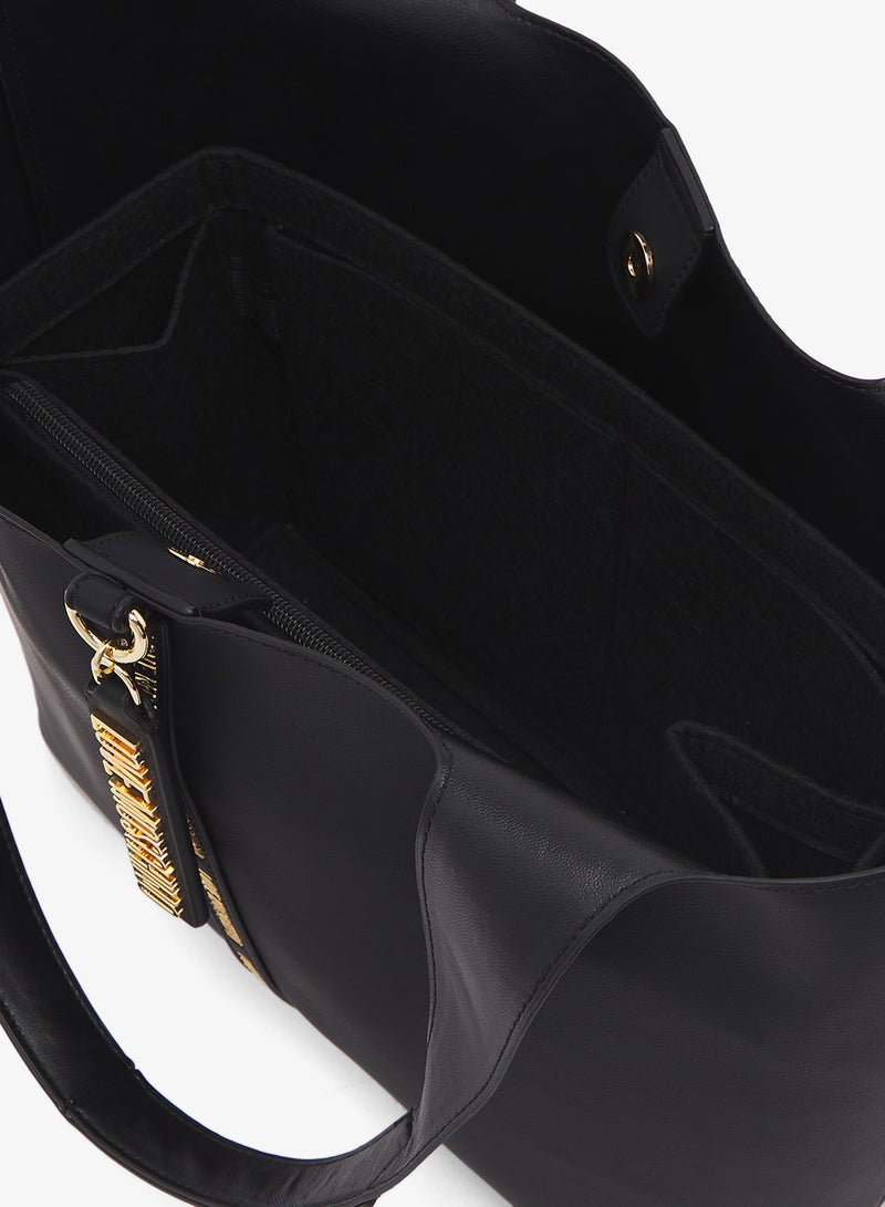 حقيبة كتف بسحاب علوي ومقبض علوي بشعار