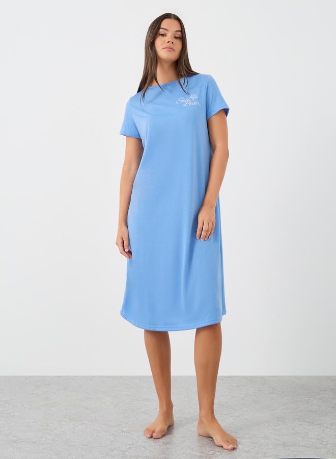 ستايلي فستان نوم قصير الأكمام بطبعة شعار ستايلي - Image 1