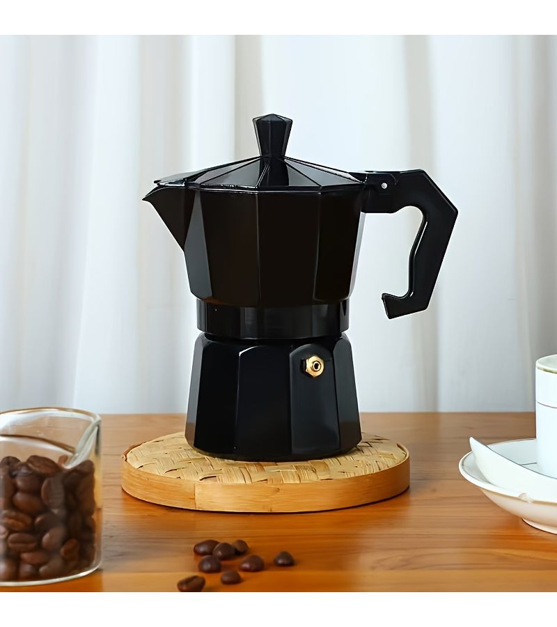 هذه إبريق الموكا الإيطالي المصنوع من الألومنيوم، صانع الإسبريسو المدمج للاستخدام على الموقد، يسخن بسرعة وبشكل متساوٍ لتحضير القهوة بكفاءة، باللون الأسود. - Image 1