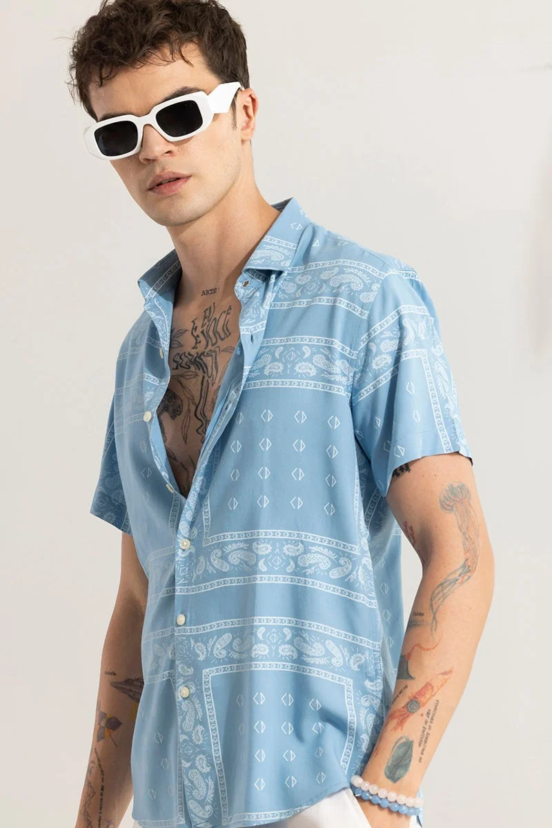 سنيتش قميص أزرق بانطباع فني