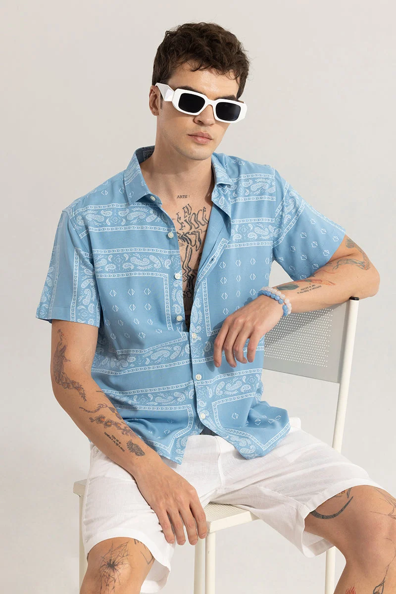 سنيتش قميص أزرق بانطباع فني