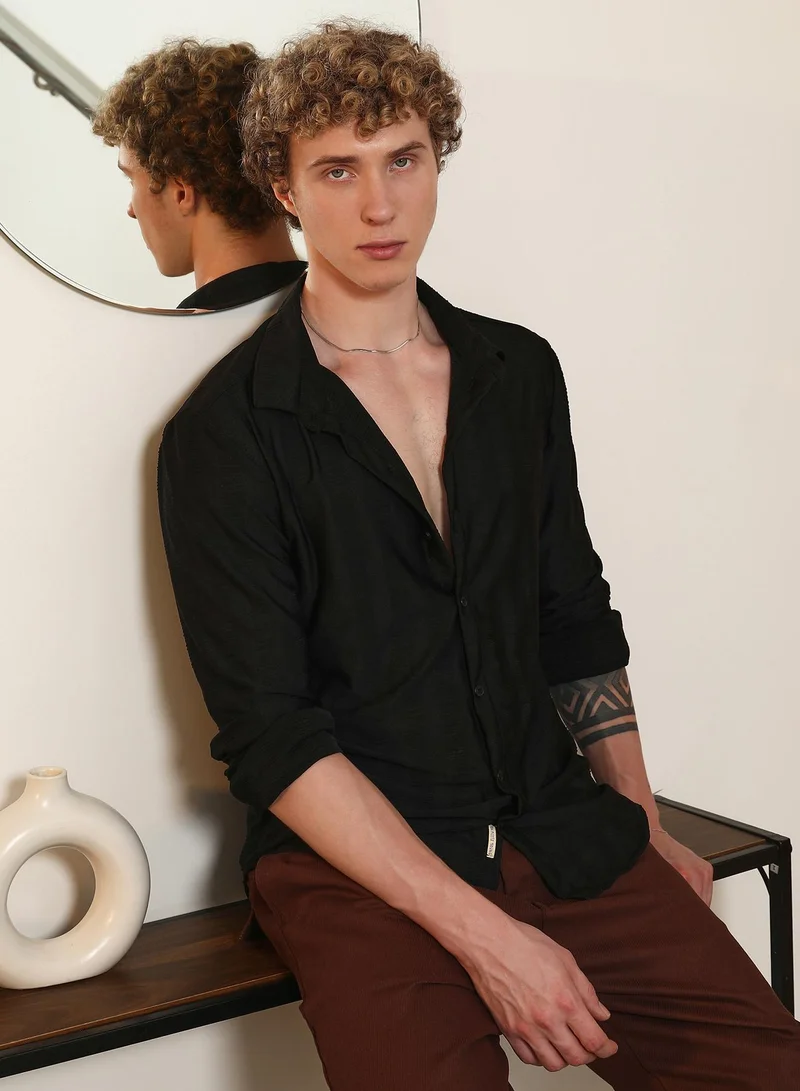 كامبوس سوترا Men's Black Tailored Fit Spread Collar Full Sleeve Shirt
