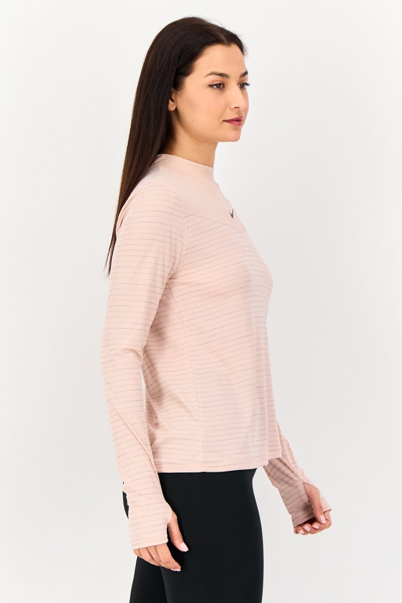 Nike بلوزة رياضية نسائية بأكمام طويلة مناسبة في الهواء الطلق، وردي فاتح - Image 2