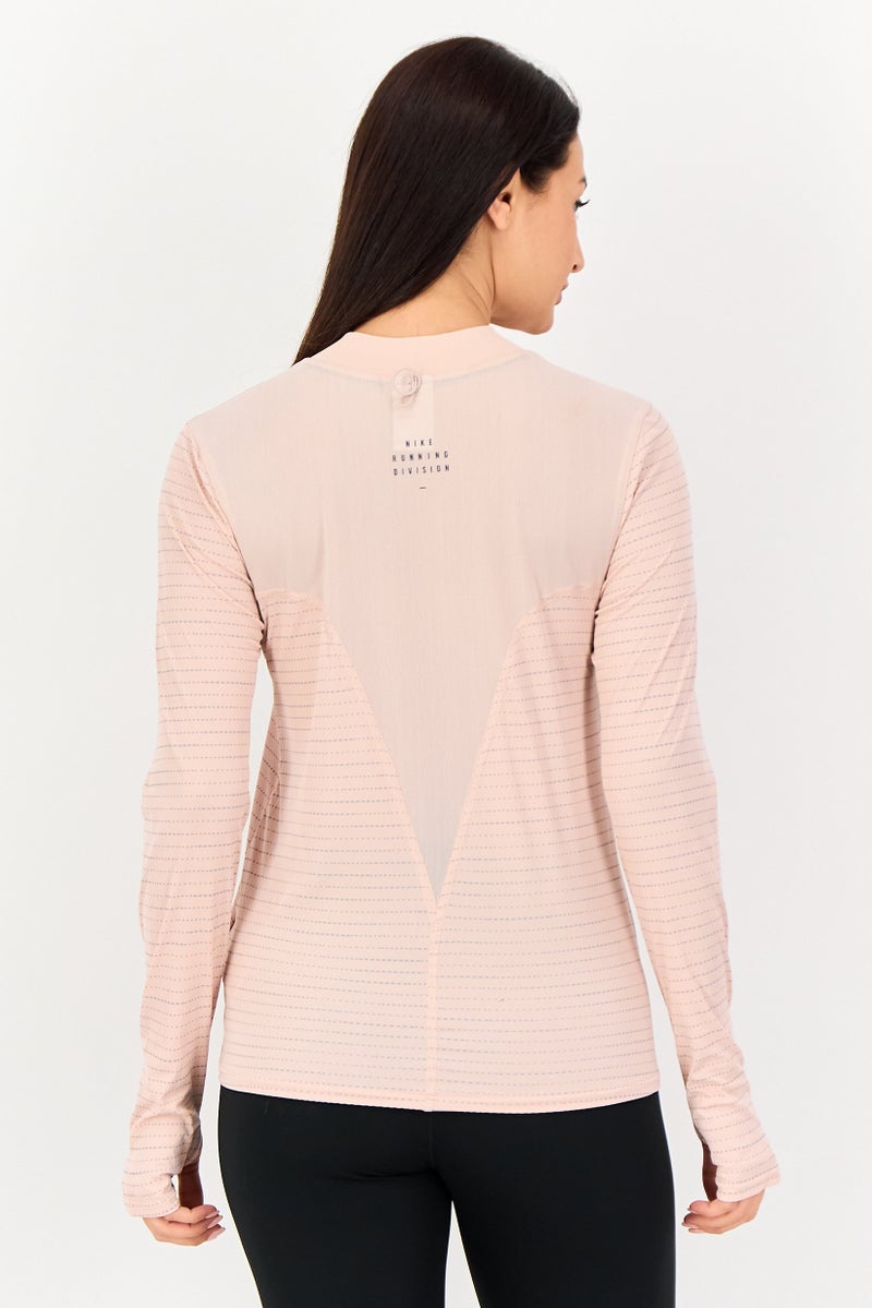 Nike بلوزة رياضية نسائية بأكمام طويلة مناسبة في الهواء الطلق، وردي فاتح - Image 3